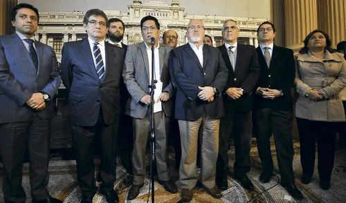 Gino Costa es el tercer congresista en renunciar a la bancada oficialista