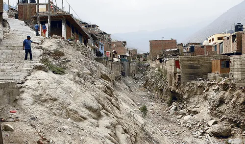 Lima está rodeada de 57 puntos peligrosos ante lluvias y huaicos Lima está rodeada de 57 puntos peligrosos ante lluvias y huaicos