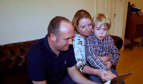 Niño de 5 años vuelve a reconocer a sus padres tras implantarle chip en la cabeza