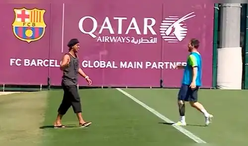 YouTube: El emotivo reencuentro de Ronaldinho y Messi en una visita sorpresa