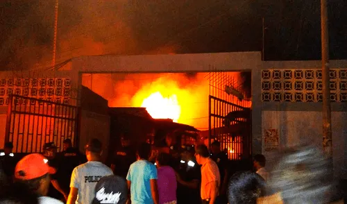Talara: incendio desapareció puestos de mercado Acapulco