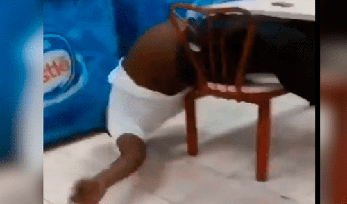Facebook viral: hombre es troleado cruelmente luego de caerse de una silla mientras dormía [VIDEO]