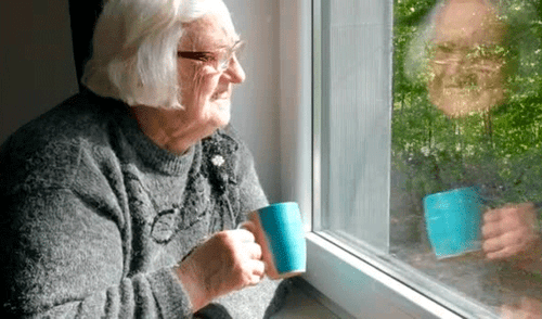 Anciana desde la ventana. Foto: Referencial.
