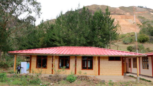 Construyen aulas de madera en Cajamarca Construyen aulas de madera en Cajamarca