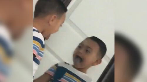 Facebook: niño se mira en el espejo y sucede algo insólito