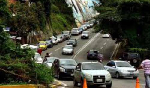  Venezuela: El país de las mayores ´reservas petroleras´, pero con interminables colas para adquirir gasolina