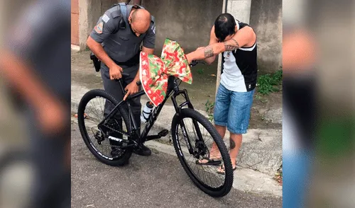 Desliza las imágenes para ver las emotivas imágenes de los policías entregándole una bicicleta al repartidor. Foto: captura de Facebook Solidarios policías regalan una bicicleta a un repartidor de comida