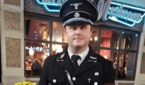 Disfrazó a su hijo de Adolf Hitler para Hallowen y causó indignación en redes