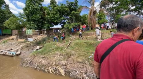 Esta tarde les permitieron un trasbordo en un lancha. Foto: captura/La República Liberan a pasajeros retenidos en Loreto