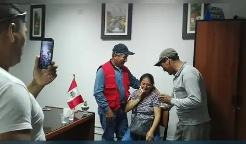 Hermanos se reencuentran después de 35 años para recibir los restos de su madre asesinada