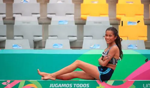 Atleta que corre descalza.