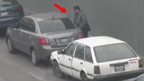 Surco: cae ladrón de autopartes en el preciso instante que desmantelaba vehículo [VIDEO]