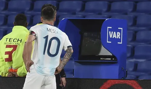 El gol anulado a Lionel Messi por una insólita falta en la jugada previa
