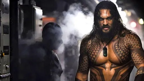 Aquaman: Jason Momoa asiste a estreno con tridente y vive incómodo momento