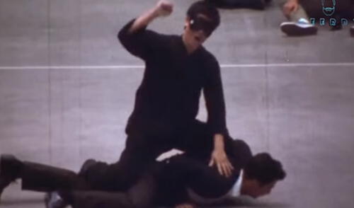YouTube: Bruce Lee pelea con los ojos vendados y hace flexiones a dos dedos en videos inéditos YouTube: Bruce Lee pelea con los ojos vendados y hace flexiones a dos dedos en videos inéditos