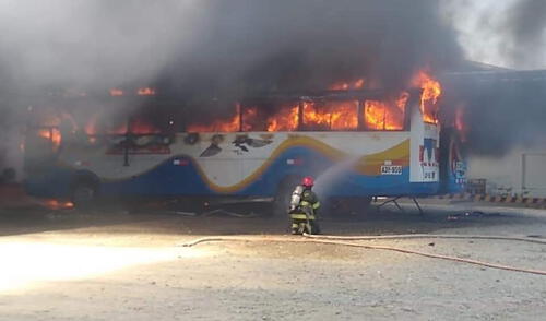 Fuego acabó con vehículos. Incendio Piura