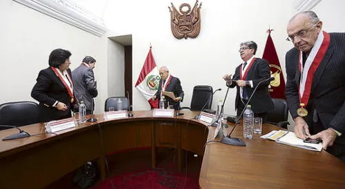Incompletos. Los 5 magistrados escucharon diversas causas en la sede del Tribunal Constitucional en Arequipa. Blume se excusó por descanso médico.