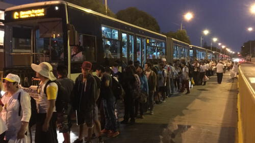 Metropolitano: fieles forman largas colas tras asistir a misa del papa Francisco