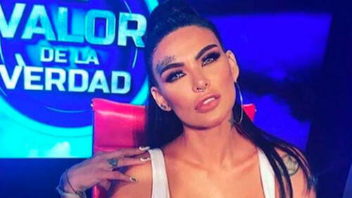 Los asistentes al local nocturno grabaron el preciso momento en que la modelo sufre el incidente.