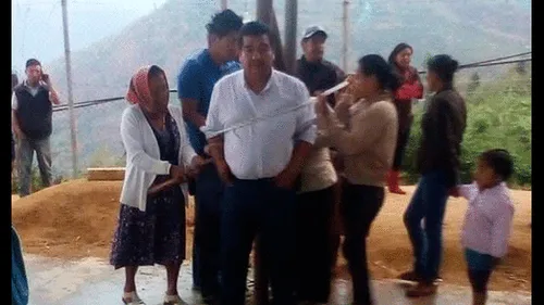 Pobladores amarran a su alcalde para exigir que cumpla promesas de campaña Pobladores amarran a su alcalde para exigir que cumpla promesas de campaña
