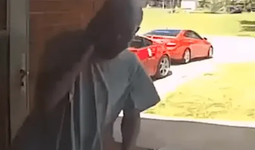 YouTube viral: criatura aparece de su escondite y le muerde la cara a un hombre [VIDEO] 