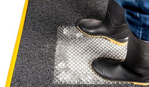 Aunque es poco probable, el coronavirus se puede contraer a través del calzado. (Foto: Internet) Tapete para desinfectar zapatos