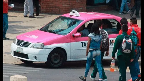 Pasajeros matan a taxista en México