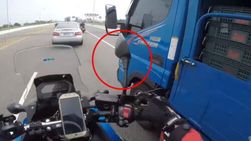 YouTube: Camionero choca con el retrovisor de motociclista y recibe inesperada lección