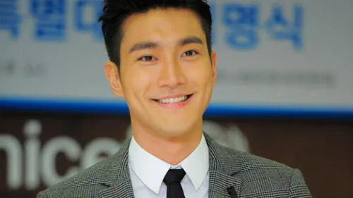 Siwon de Super Junior se paseó de incógnito para tomar fotos junto a carteles por su cumpleaños.