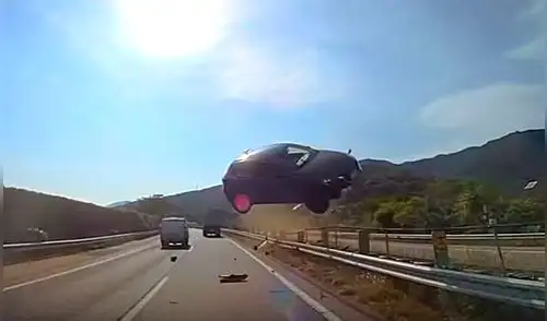 YouTube: Auto vuela y se estrella contra autobús en un accidente mortal [VIDEO]