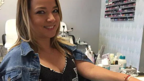 Adamari López se luce en ropa de baño para celebrar sus 48 años