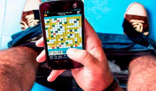 Advierten que usar el celular en el baño es riesgoso para la salud