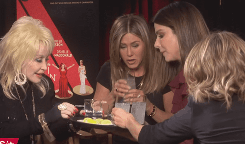 Jennifer Aniston y Sandra Bullock sorprenden con beso en los labios [VIDEO]