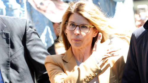 Lori Loughlin y su esposo enfrentan nuevos cargos por sobornos universitarios