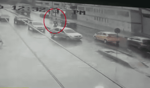 Motociclista casi muere ahorcado por cable que se descolgó de poste [VIDEO]