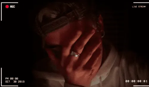 Joven es enterrado vivo y cumple espeluznante reto por Halloween [VIDEO]