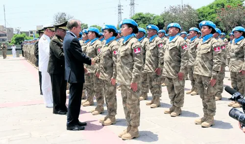 Con ellas. El ministro Walter Martos felicitó a algunas de las mujeres que integran la misión.