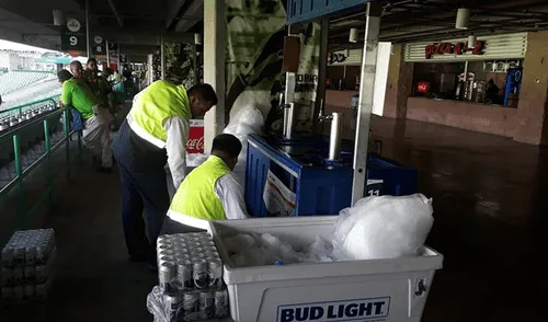 Inspección de autoridades a las instalaciones y evaluación de trabajo del proveedor de alimentos y bebidas Eurest Proper Meals.