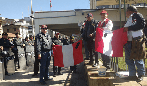 Huancayo: CGTP y otras instituciones lavan la bandera en protesta contra la corrupción 
