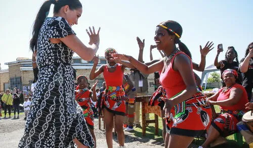 El duque y la duquesa de Sussex llegaron al mediodía a la sudafricana Ciudad del Cabo. Foto: AFP.