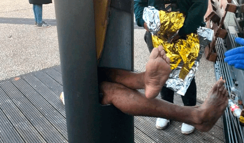 Hombre atrapado en poste.