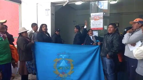Juliaca: Trabajadores de municipio de San Román se atrincheran por pagos [VIDEO]
