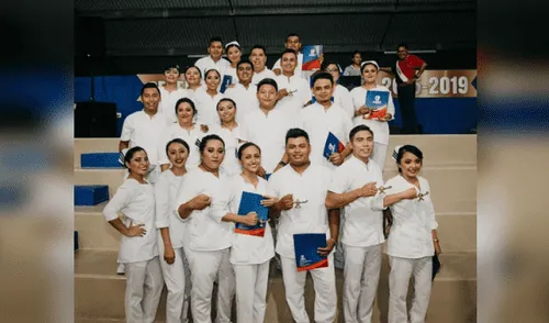 Trabajó como albañil para graduarse de enfermero y celebra su logro con sus excompañeros [FOTOS]