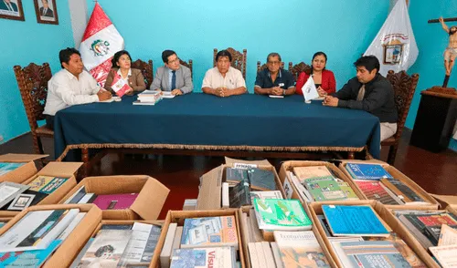 Donan libros para biblioteca de la municipalidad de Pimentel