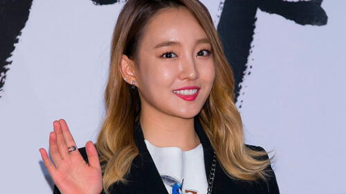 Go Yoon Ha, más conocida como Younha es una cantautora surcoreana de Pop/Rock.