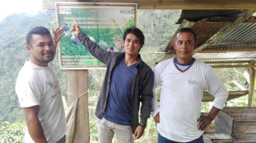 Franklin Fernández con el árbol de la Quina. Créditos: Difusión.