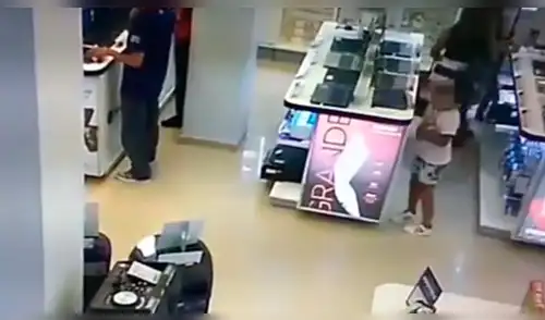 Mujer utilizó a su hija de 6 años para robar una computadora [VIDEO]