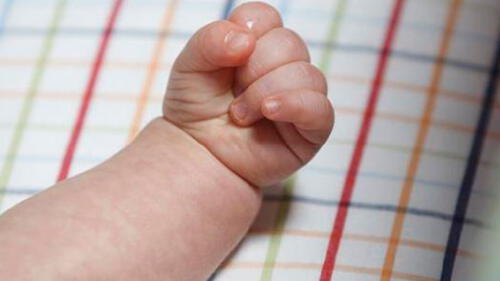 Un bebé muere por quemaduras de incubadora artesanal en hospital