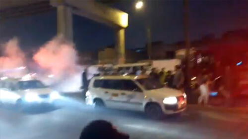 Cerca al siniestro se encontraba una fábrica de maderas y los vehículos no detuvieron el paso. (Foto: Captura de video) Cerca al siniestro se encontraba una fábrica de maderas y los vehículos no detuvieron el paso. (Foto: Captura de video)