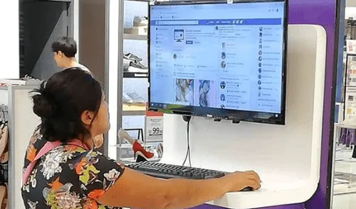 Facebook viral: joven capta a peruana revisando su FB en PC de conocida tienda de ropa [FOTOS]